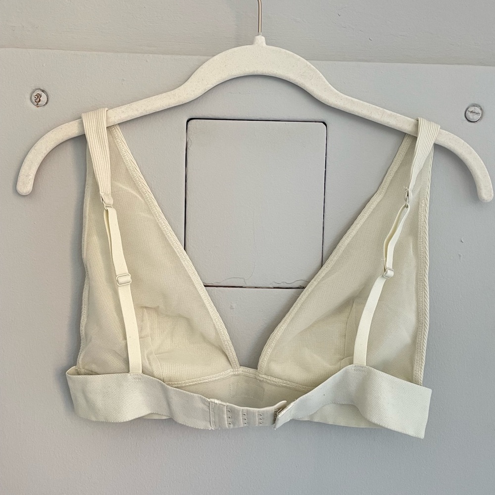 SKIMS Bone Ribbed Plunging Bra - Picture 8 of 8